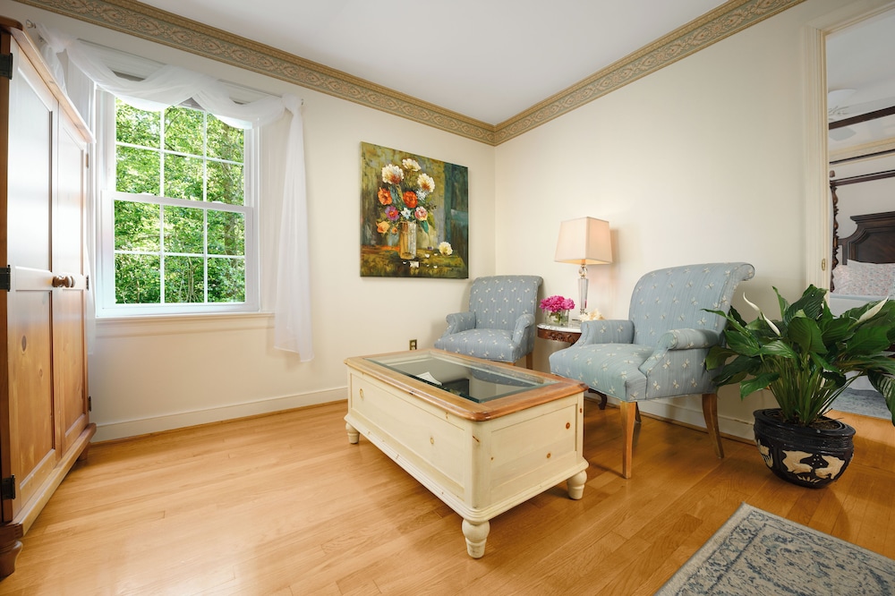Colonial Gardens Bed & Breakfast 33/43