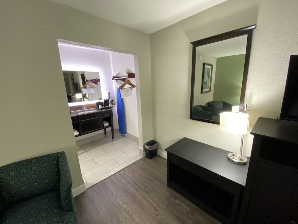 Lx Hotel A Travelodge By Wyndham 20/70