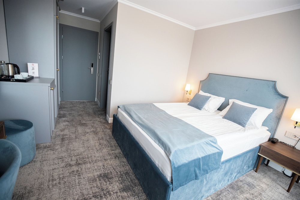 STANDARD, QUEEN BED