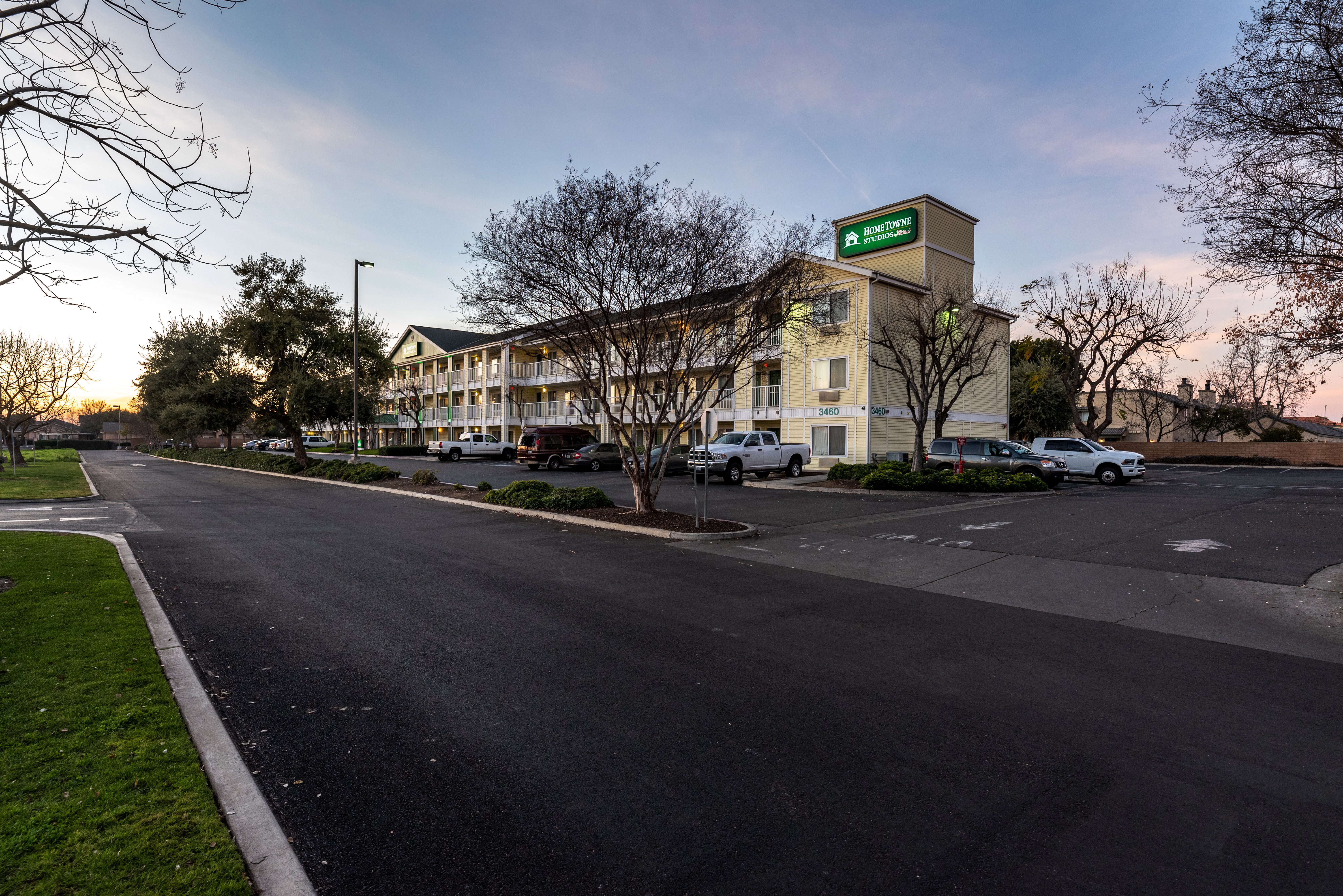 HomeTowne Studios by Red Roof Fresno - West 34/39
