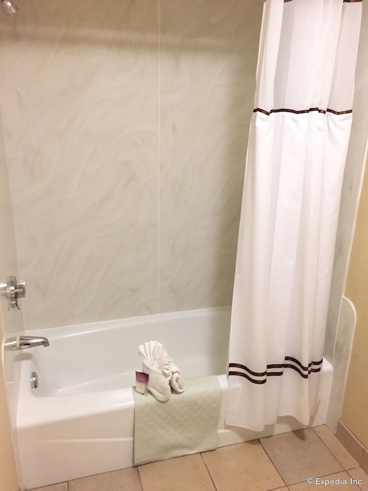 Camelot Inn And Suites 60/62