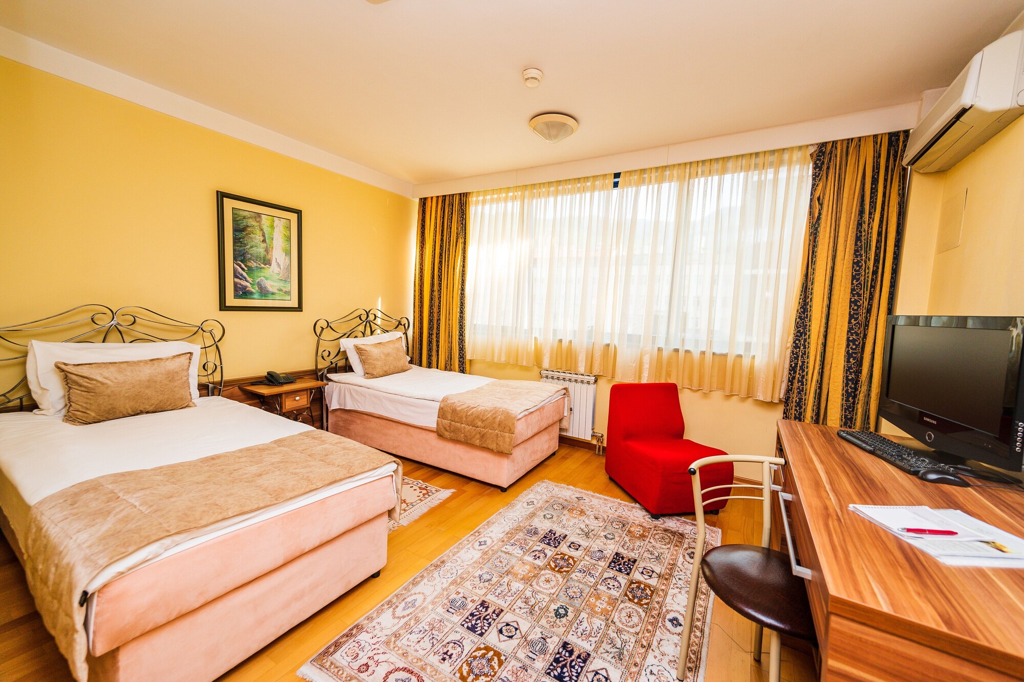 ROOM, DOUBLE BED