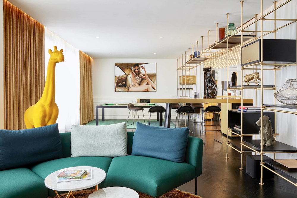 Roomers Munich, Autograph Collection 27/56