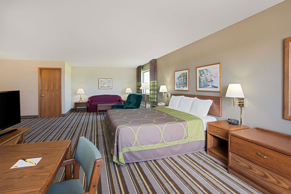 Super 8 By Wyndham Charles City 9/26