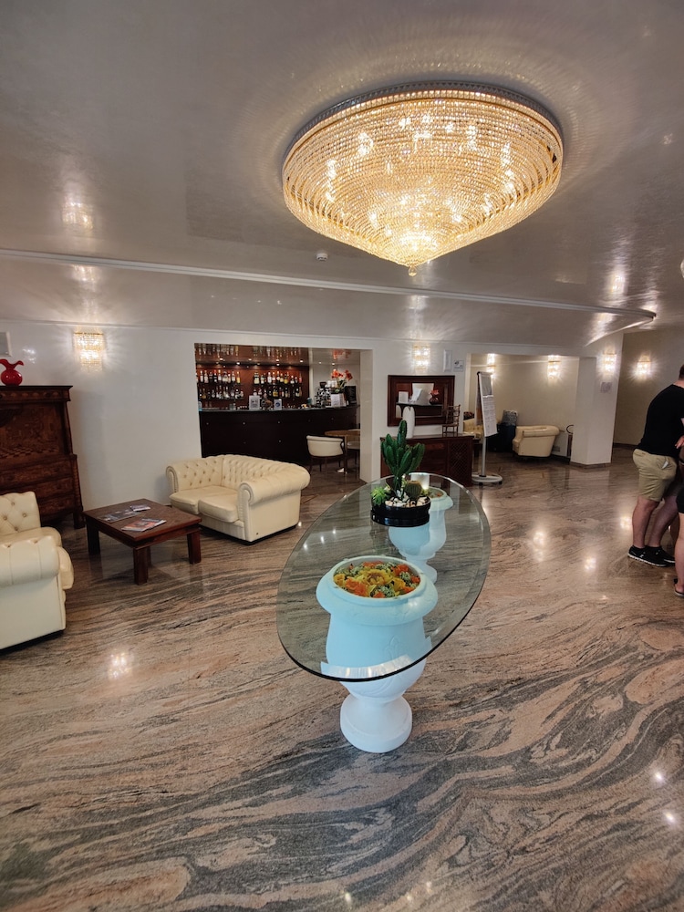 Hotel Ambassador 18/48