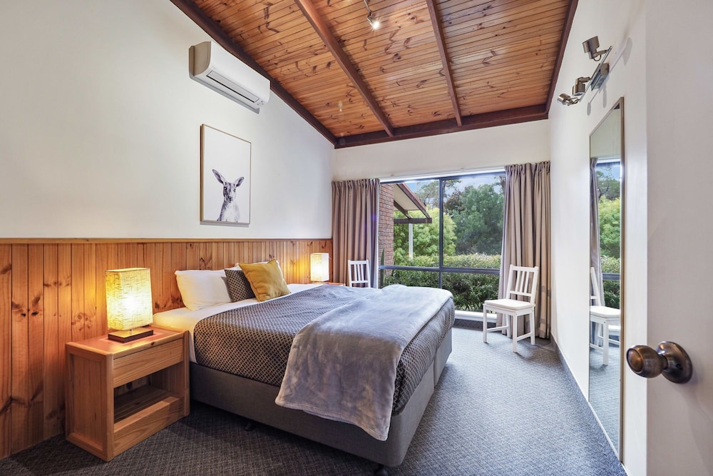 FOREST LODGE RESORT 6/50