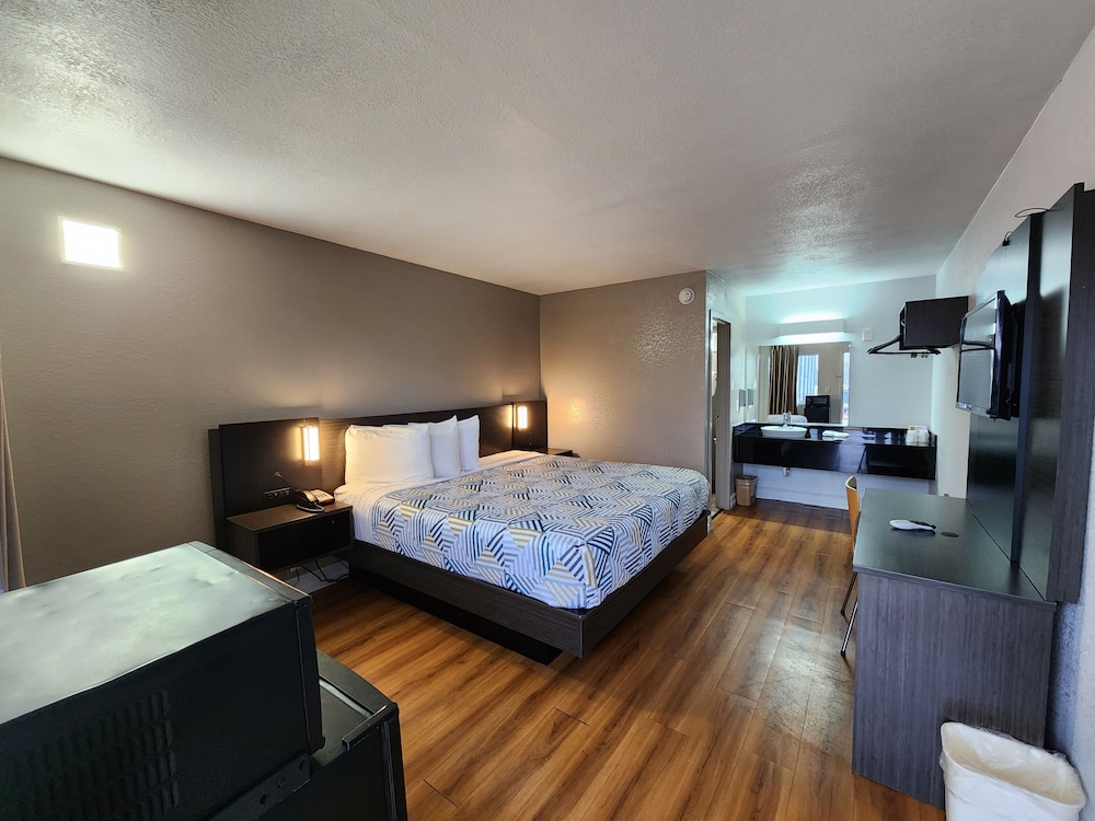 1 King Bed - Non-Smoking, Micfridge
