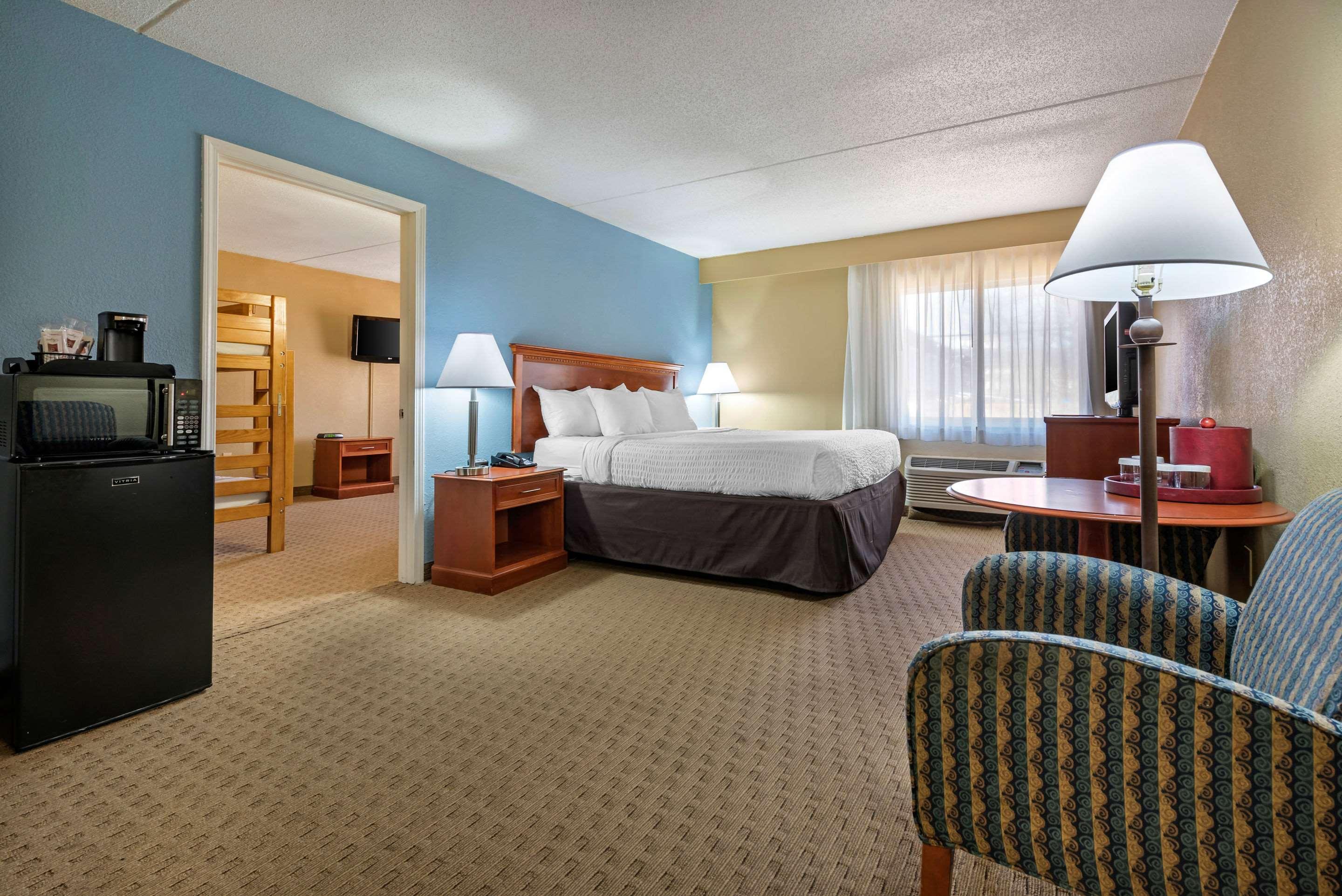 ROOM, 4 BEDS, KING BED