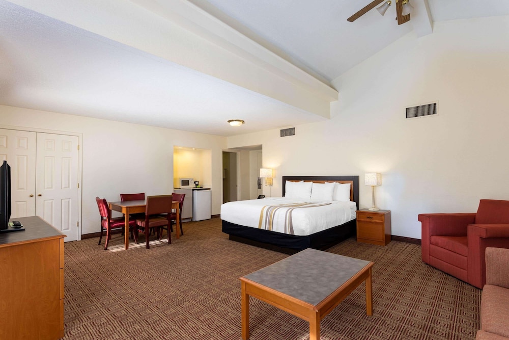 La Quinta Inn Huntsville Research Park 25/38