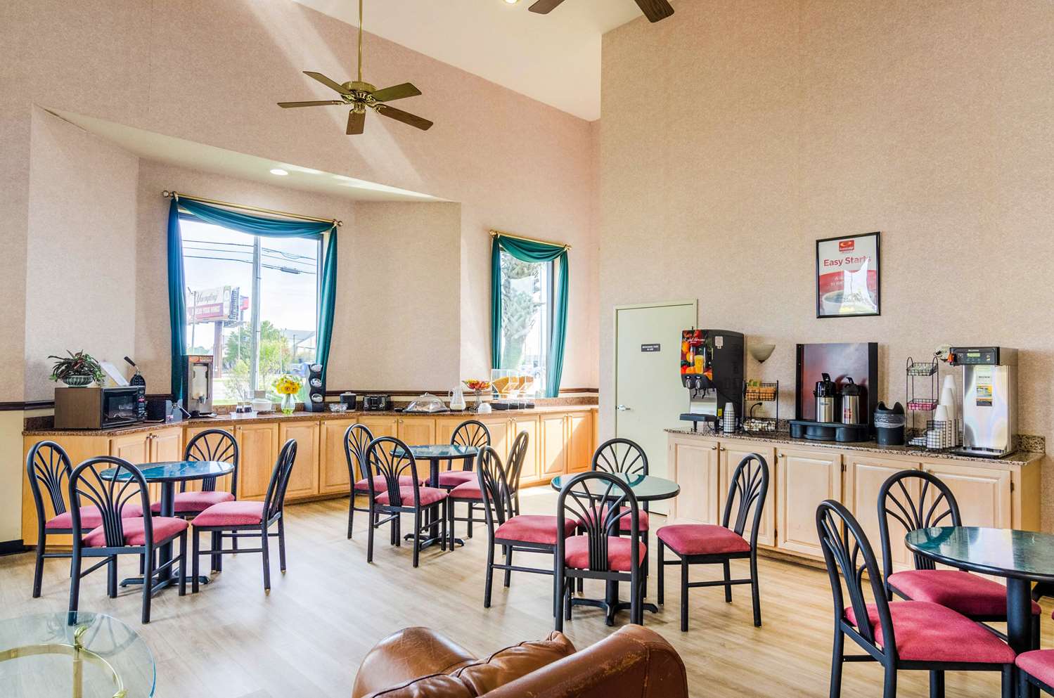 Econo Lodge Inn & Suites Gulfport Airport 16/22