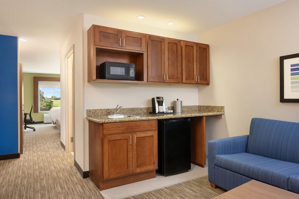Holiday Inn Express Hotel Suites Searcy 4/50
