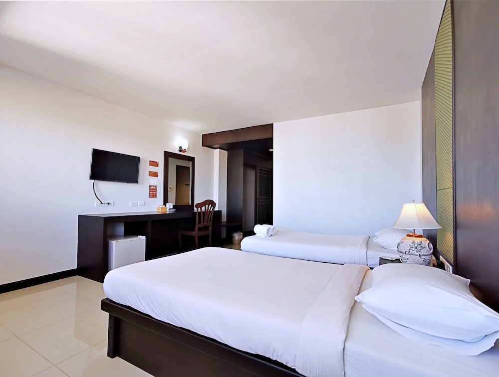 Nana Buri Hotel 16/38