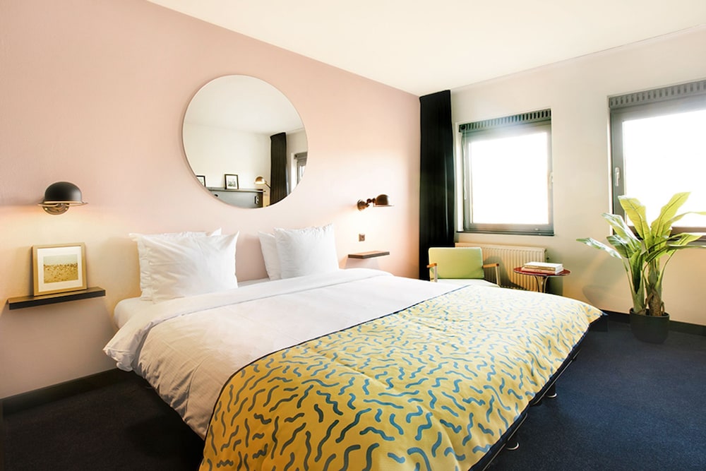 MEDIUM, DOUBLE BED