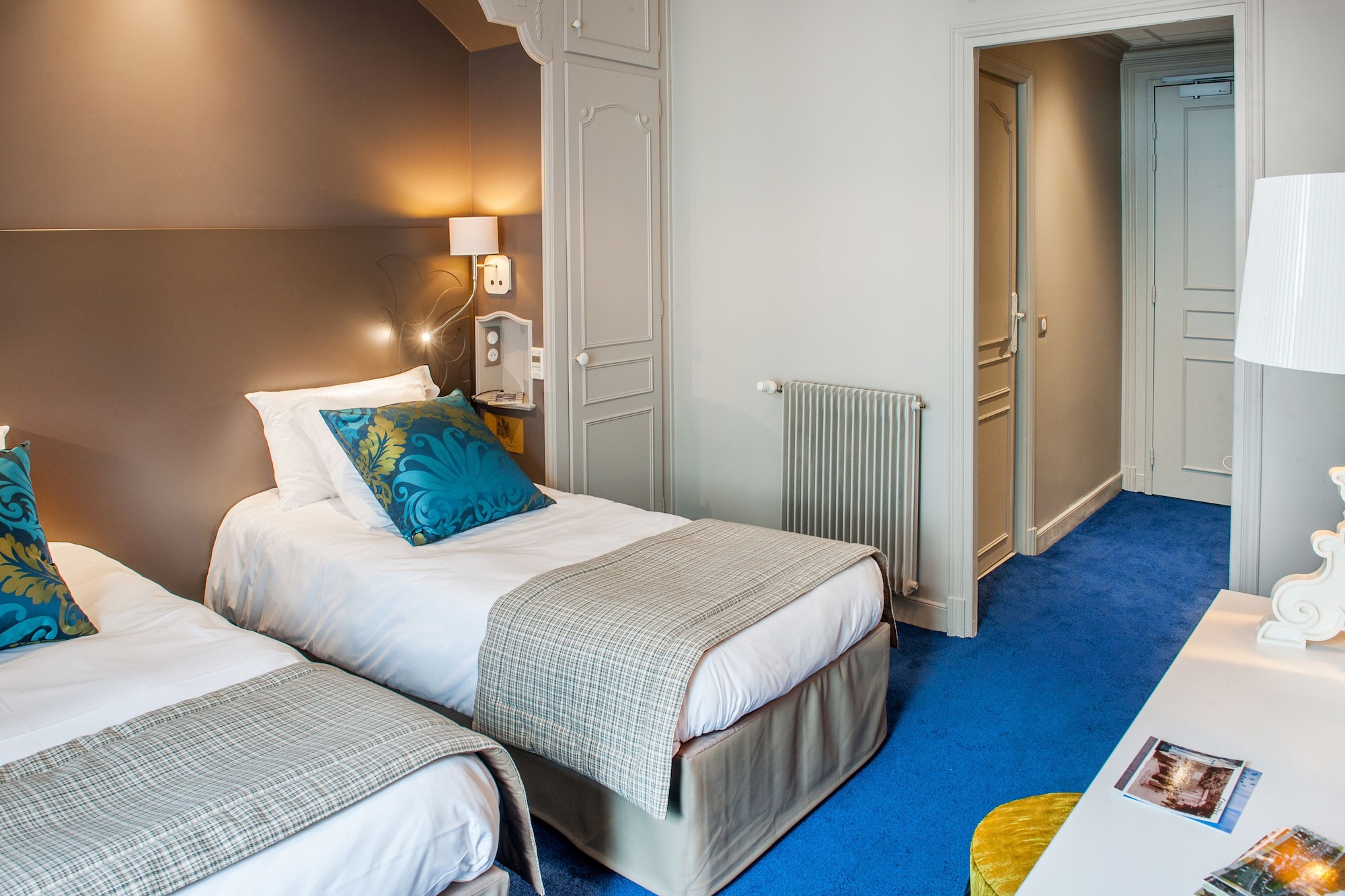 DELUXE, TWIN BEDS