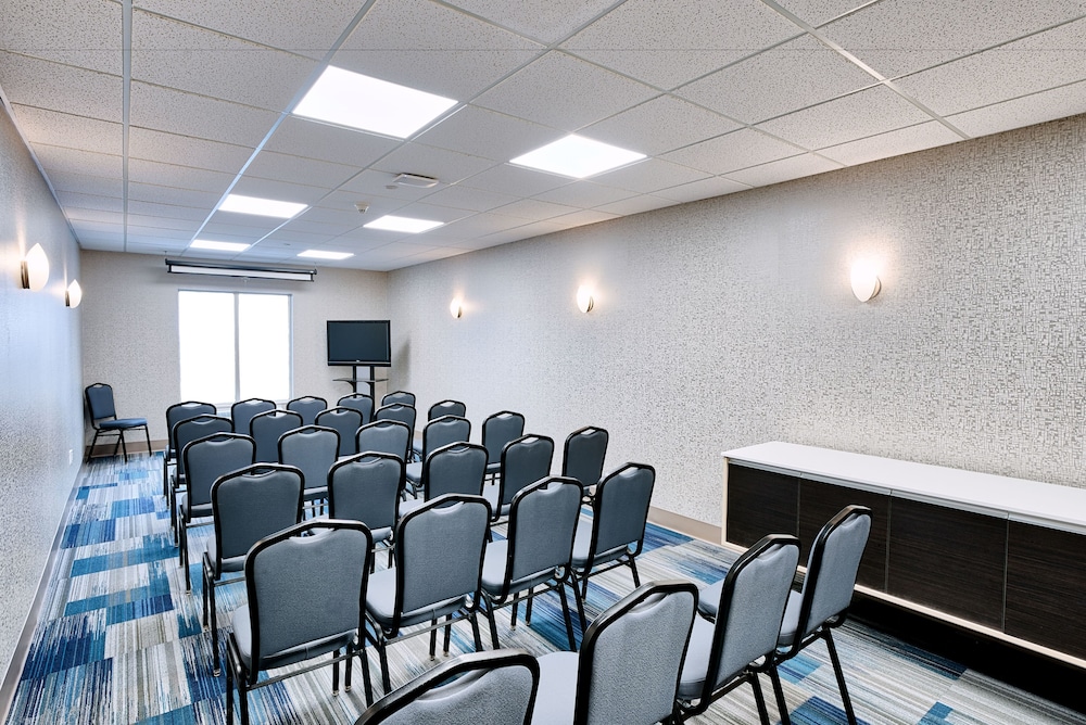 Holiday Inn Express Suites Dieppe Airport 53/63