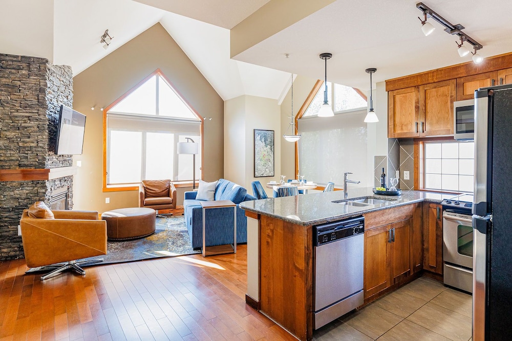 3 BEDROOMS, SUITE, TOP FLOOR