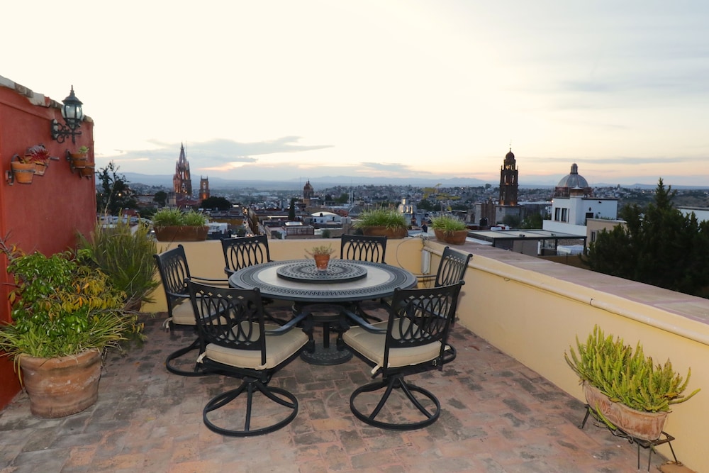 Casa Mia Suites 54/72