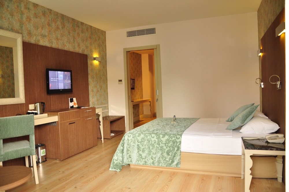 Port Side Resort Hotel 6/18