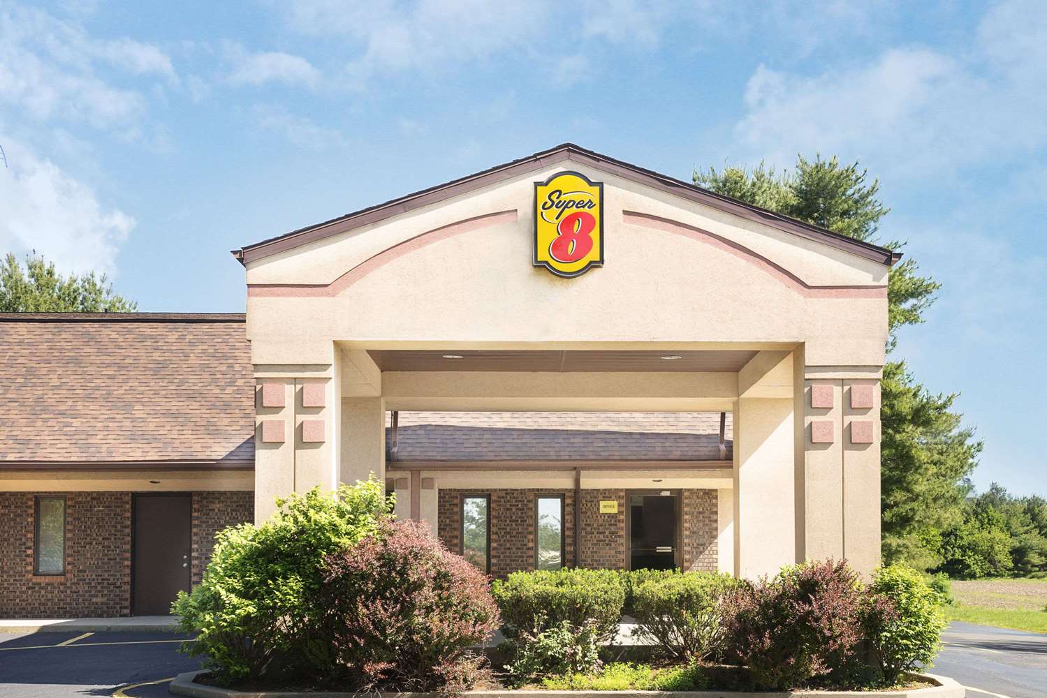 Super 8 by Wyndham Taylorville IL 1/6