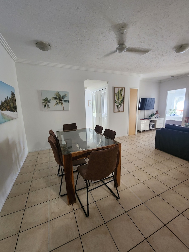 Central Plaza Port Douglas 11/63
