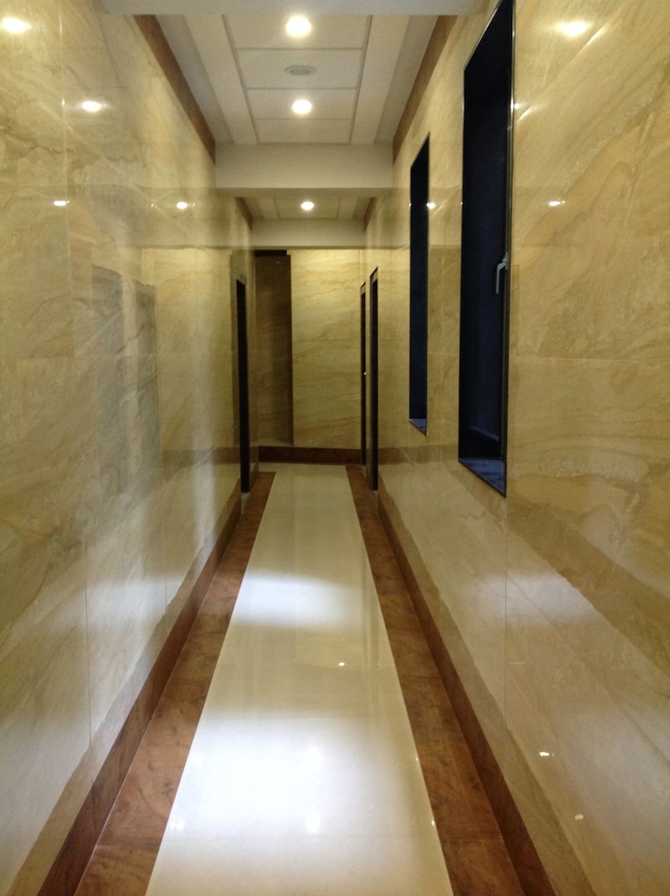 Pals Hotel 30/52