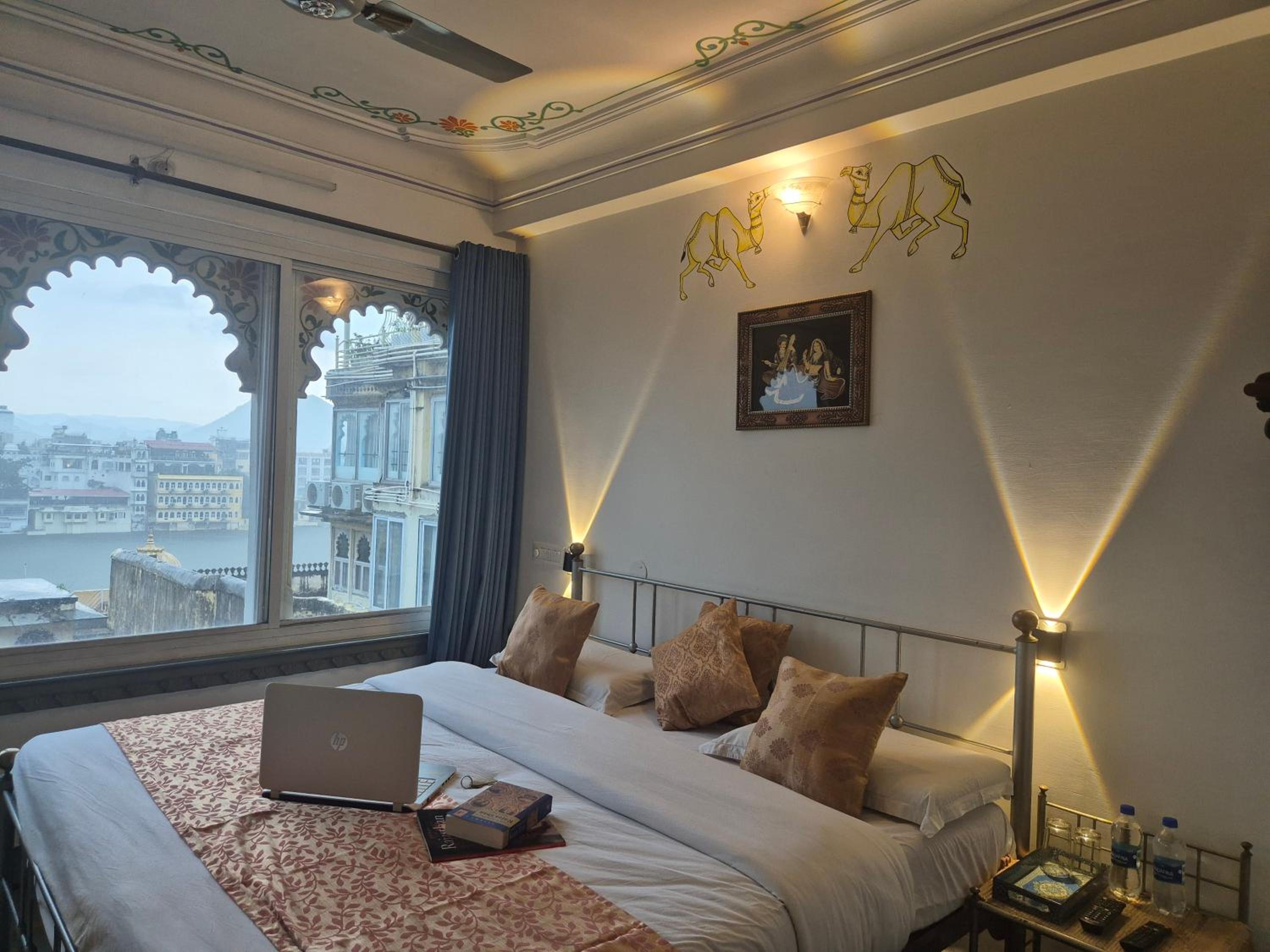 Deluxe, Lake View
