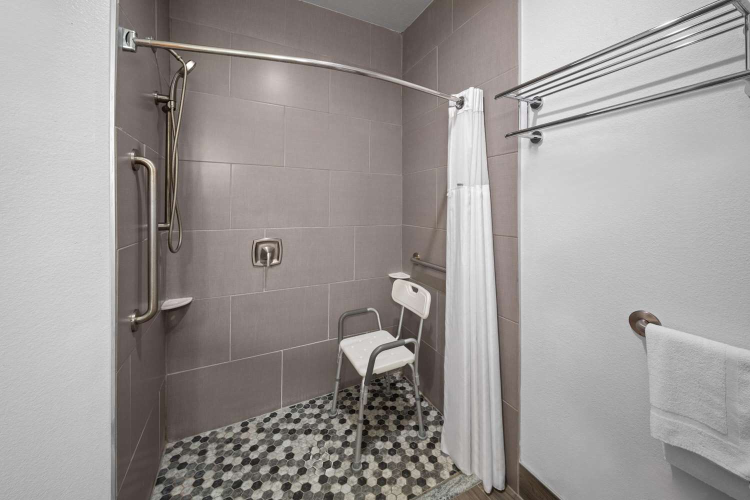 Days Inn & Suites by Wyndham Lubbock Medical Center 51/54