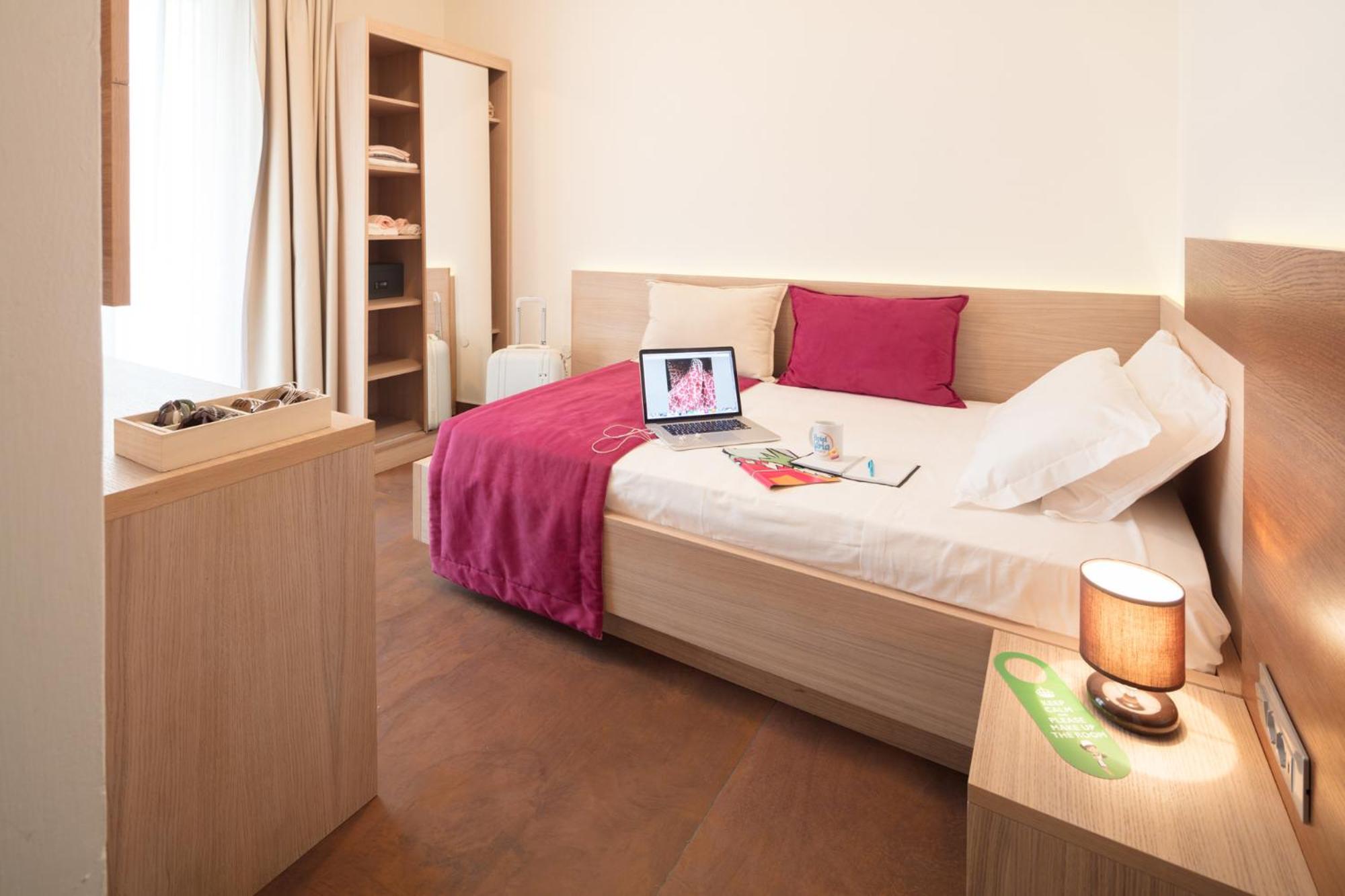 ROOM, SINGLE
