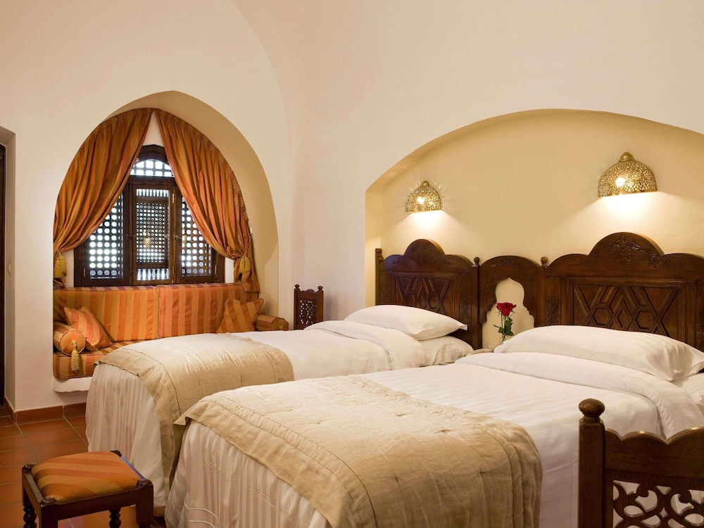 CLASSIC, TWIN BEDS, PARTIAL SEA VIEW
