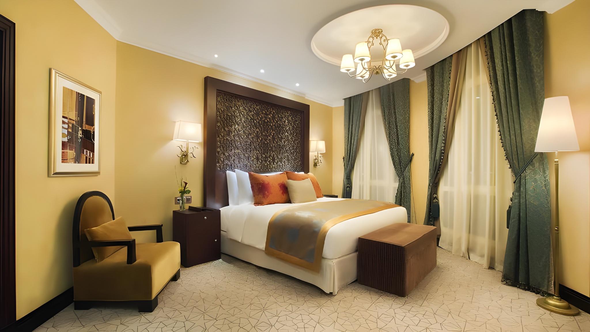 Deluxe, Single, Queen Bed