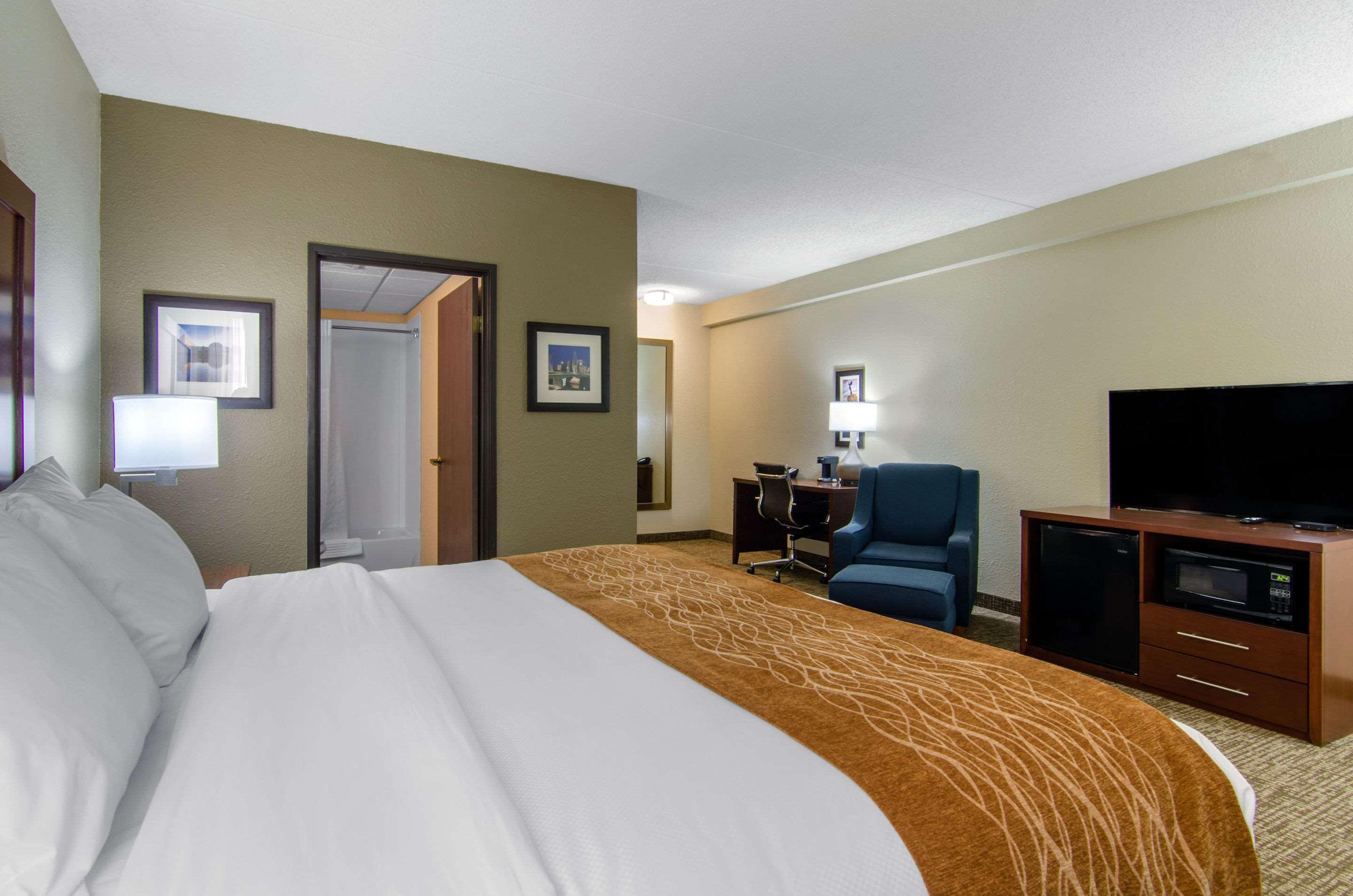 ROOM, KING BED