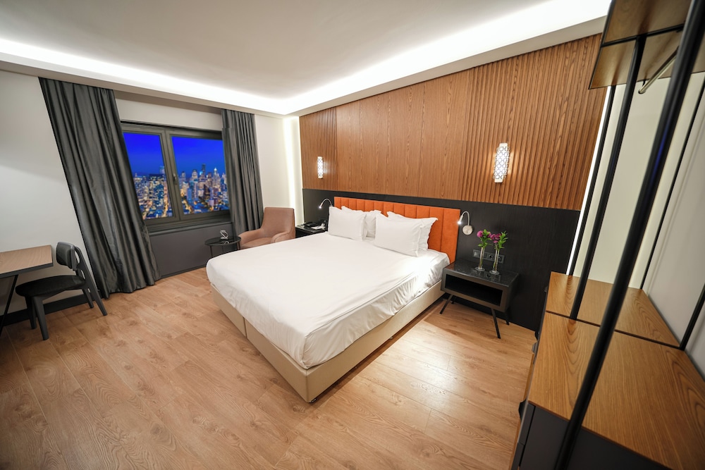 DELUXE, DOUBLE OR TWIN BED
