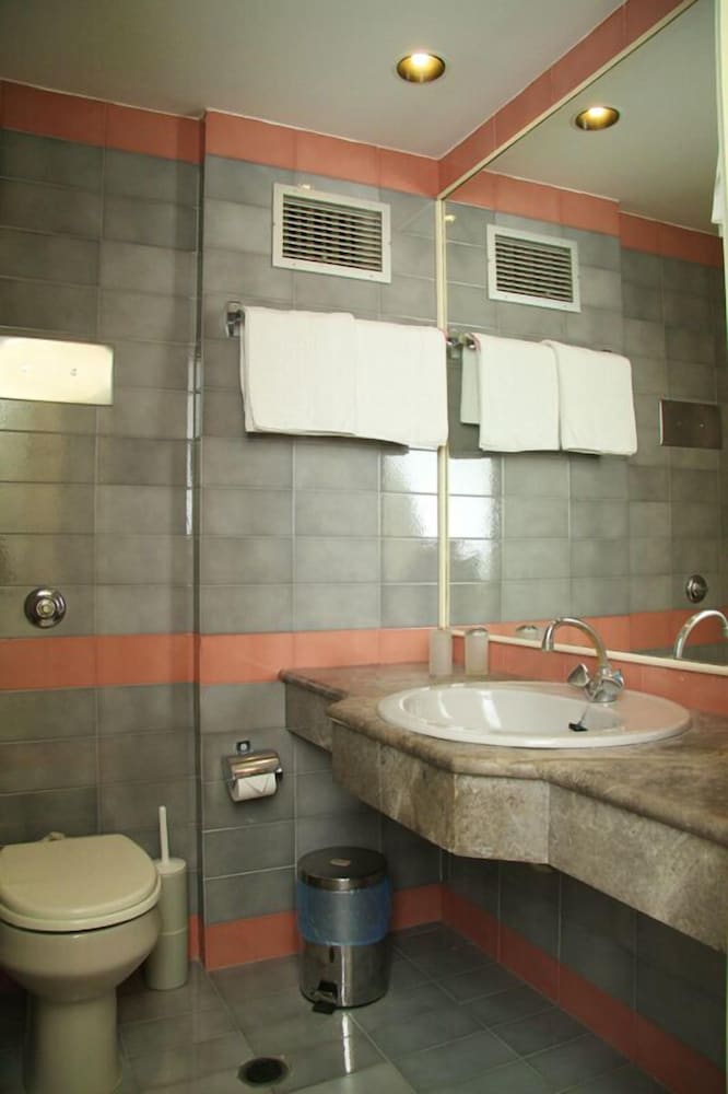 Mantenia Hotel 50/50