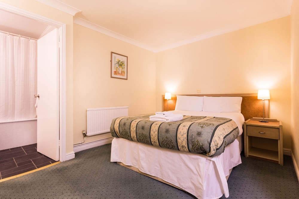 ROOM, DOUBLE BED, NO WINDOW