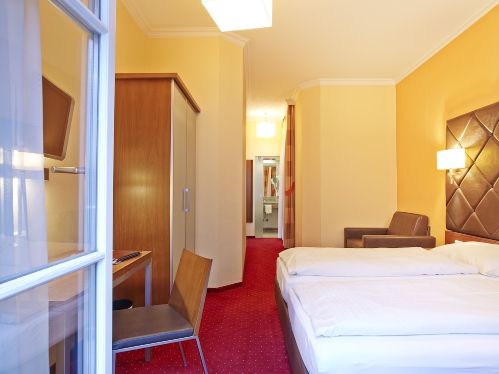 غرفة ثلاثية بسرير مزدوج وسرير فردي، Villa Ceconi By Das Grune Hotel Zur Post - 100 Bio 4/10