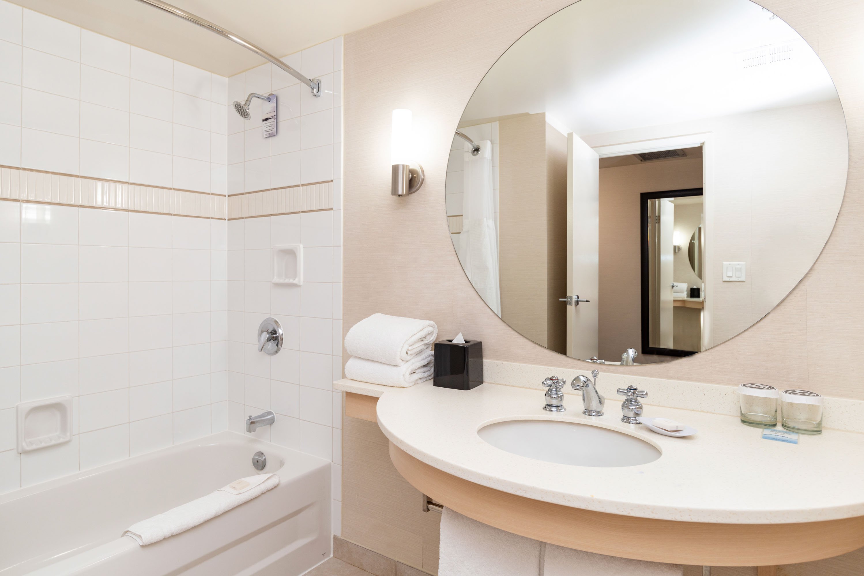 Sandman Signature Vancouver Airport Hotel 75/77