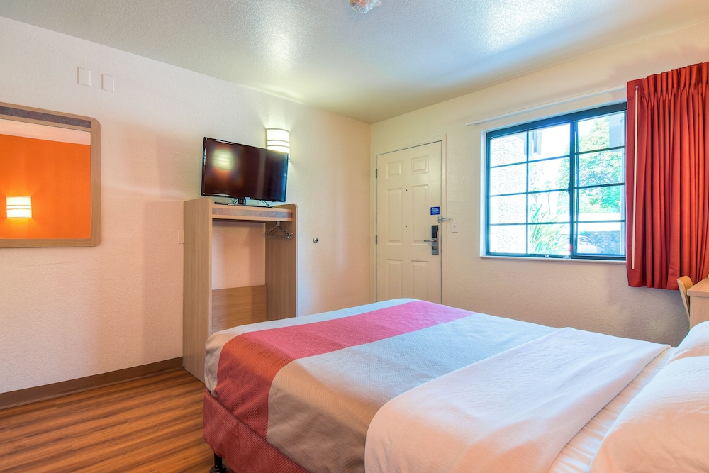 Motel6 Pomona, CA - Los Angeles 9/36