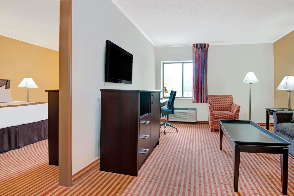 Days Inn & Suites By Wyndham Kansas City South 26/43