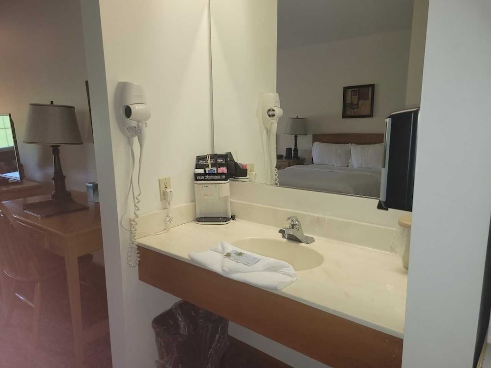 Brook Pointe Inn 51/53
