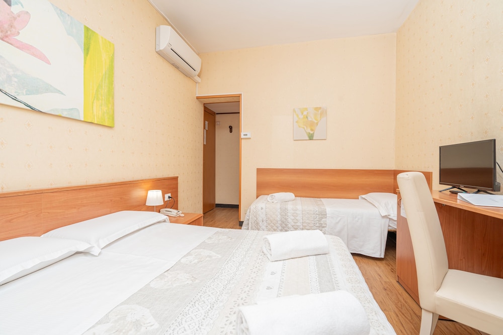ROOM, TRIPLE