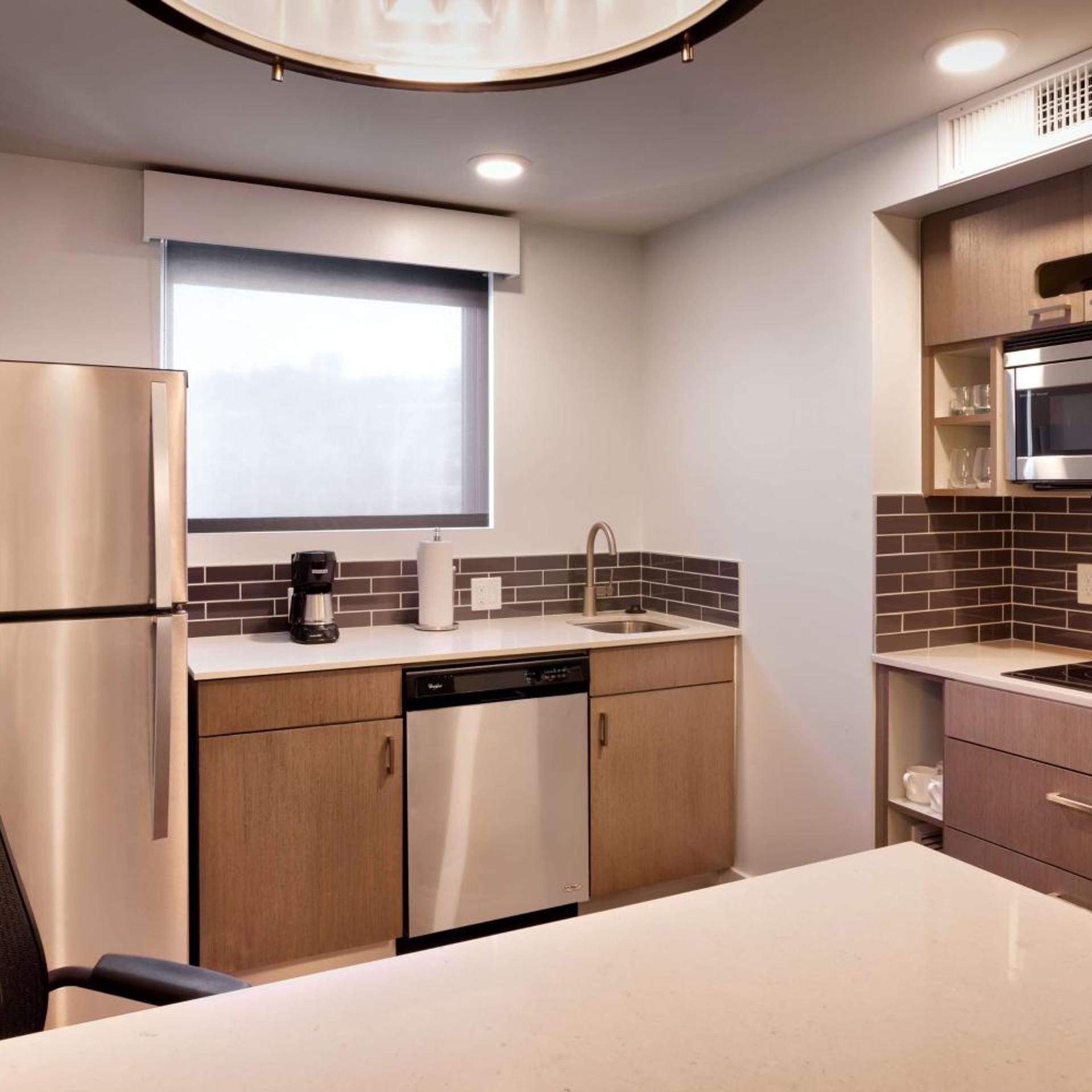 جناح بسرير كينج بغرفة نوم واحدة مع أريكة بمطبخ، Hyatt House Portland/Downtown 3/4