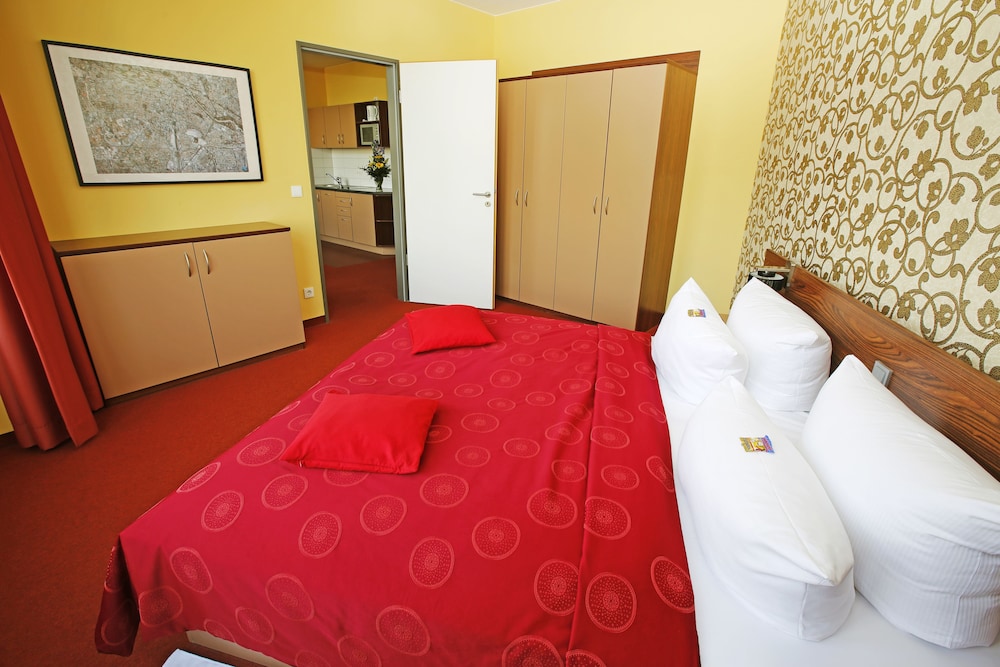 ROOM, TRIPLE