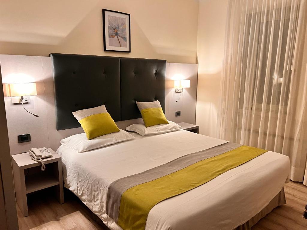 ROOM, DOUBLE OR TWIN BED