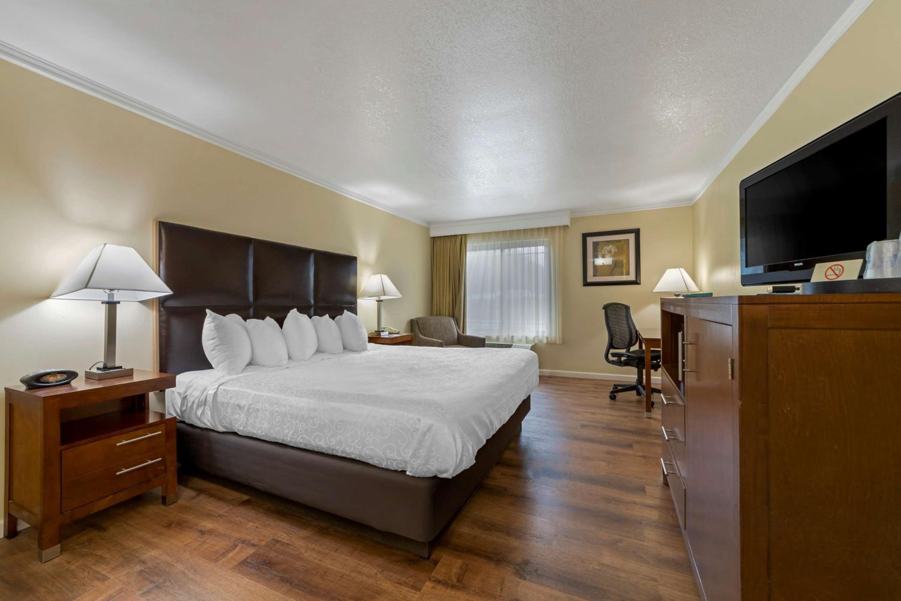 Room, King Bed, Hot Tub 4/8