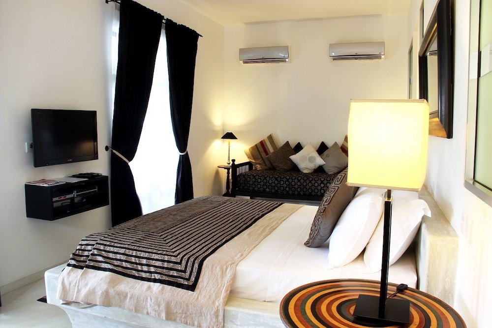 DELUXE, SUITE