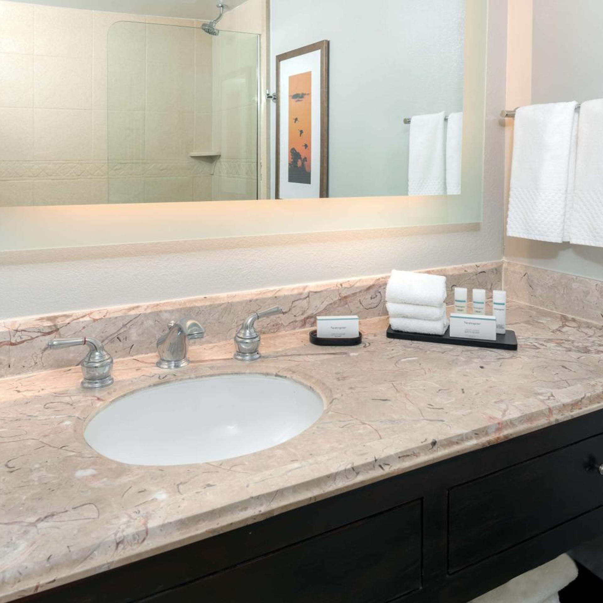 جناح بسرير كينج مع أريكة، Embassy Suites By Hilton Dallas Park Central Area 5/5