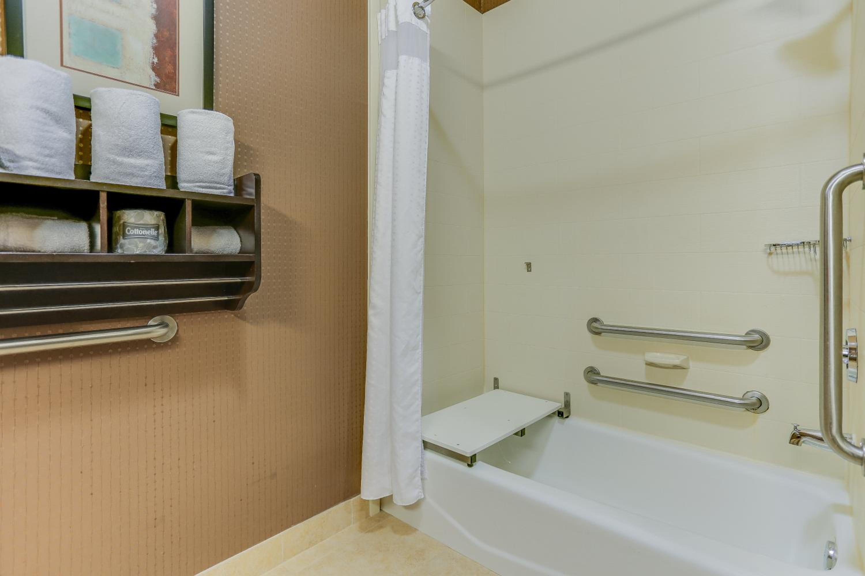 استوديو بسرير كوين لذوي الإعاقة، Holiday Inn Express Hotel And Suites Huntsville 4/5