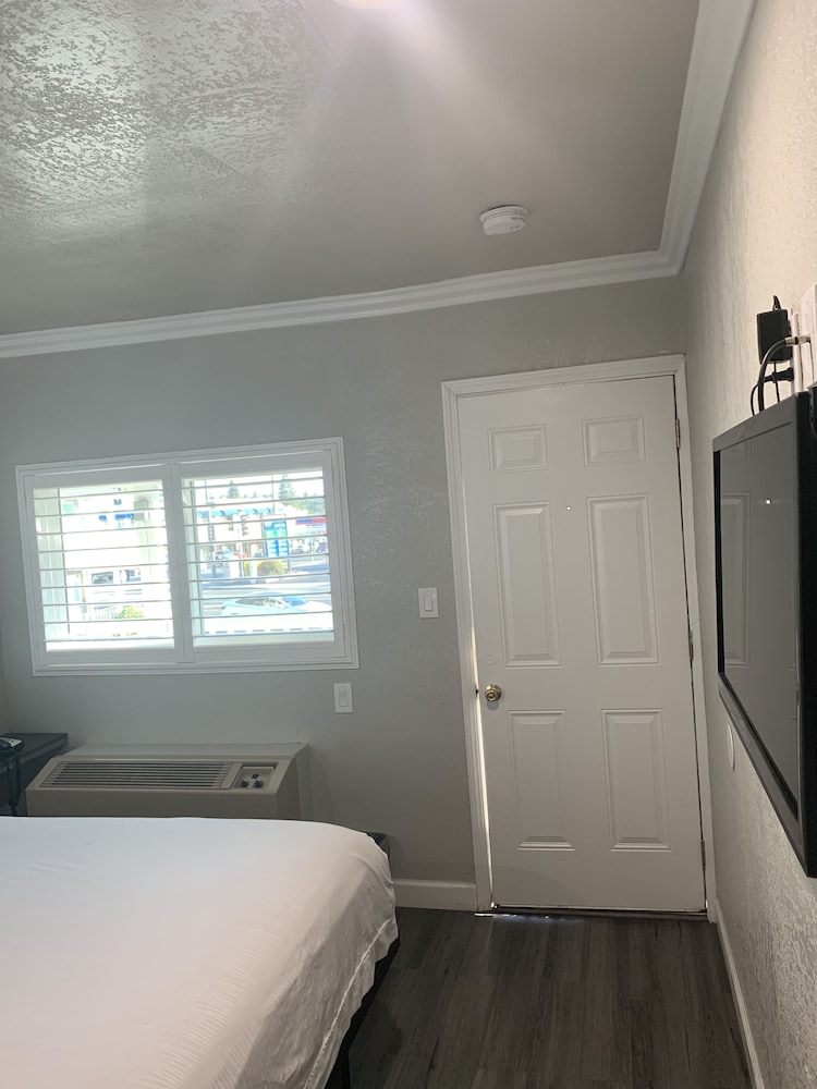 Elmwood Motel 8/15