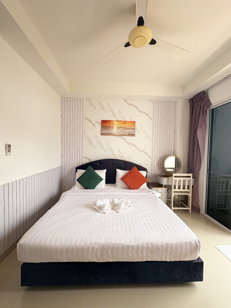 Kata Beachwalk Hotel And Bungalows 30/74