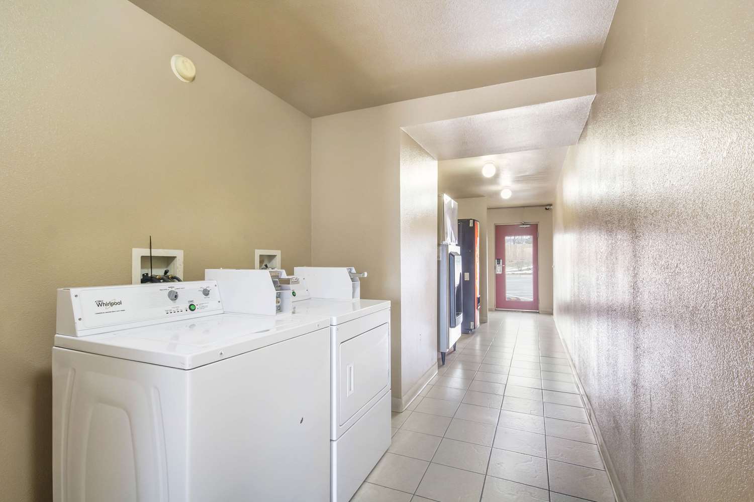 Econo Lodge Inn and Suites I-35 at Shawnee Mission 32/32
